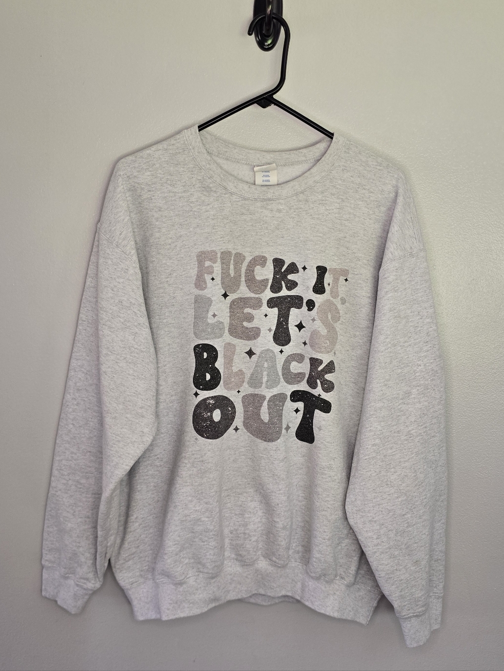Graphic Crewneck Sweatshirt "Let's Blackout" - Light Gray
